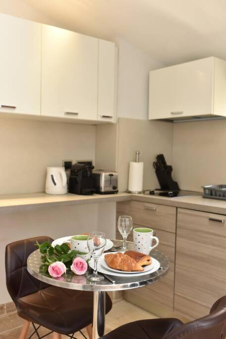 Leilighet Le Provencal - Center Old 1br Flat With Ac, Wifi